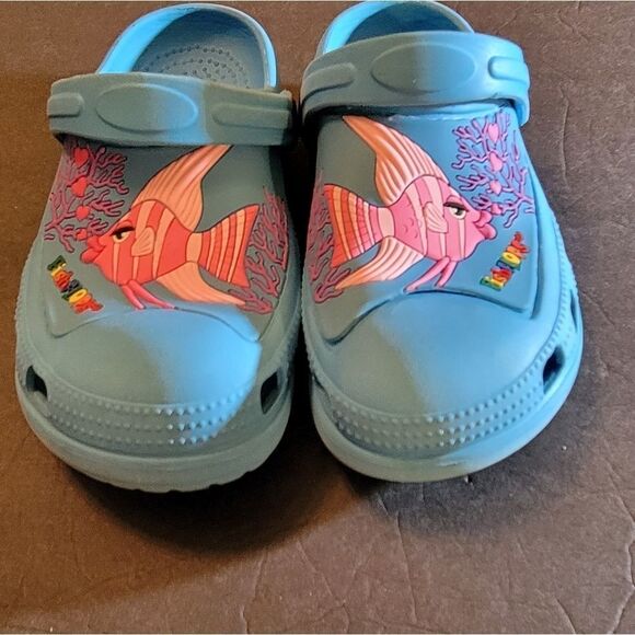 KIDS BLUE CROCS WITH PINK 🐟 🐠 - Picture 13 of 16